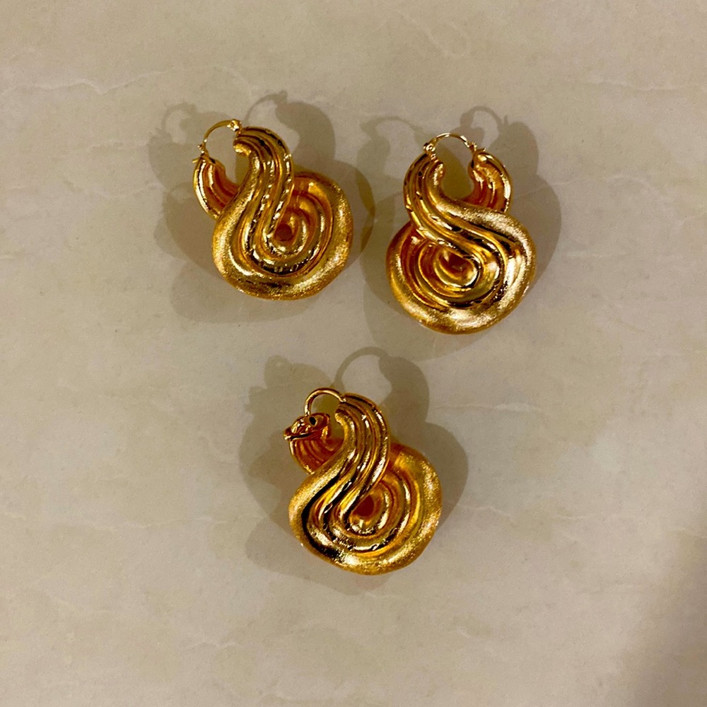 New gold tone fashion earring and pendant set.